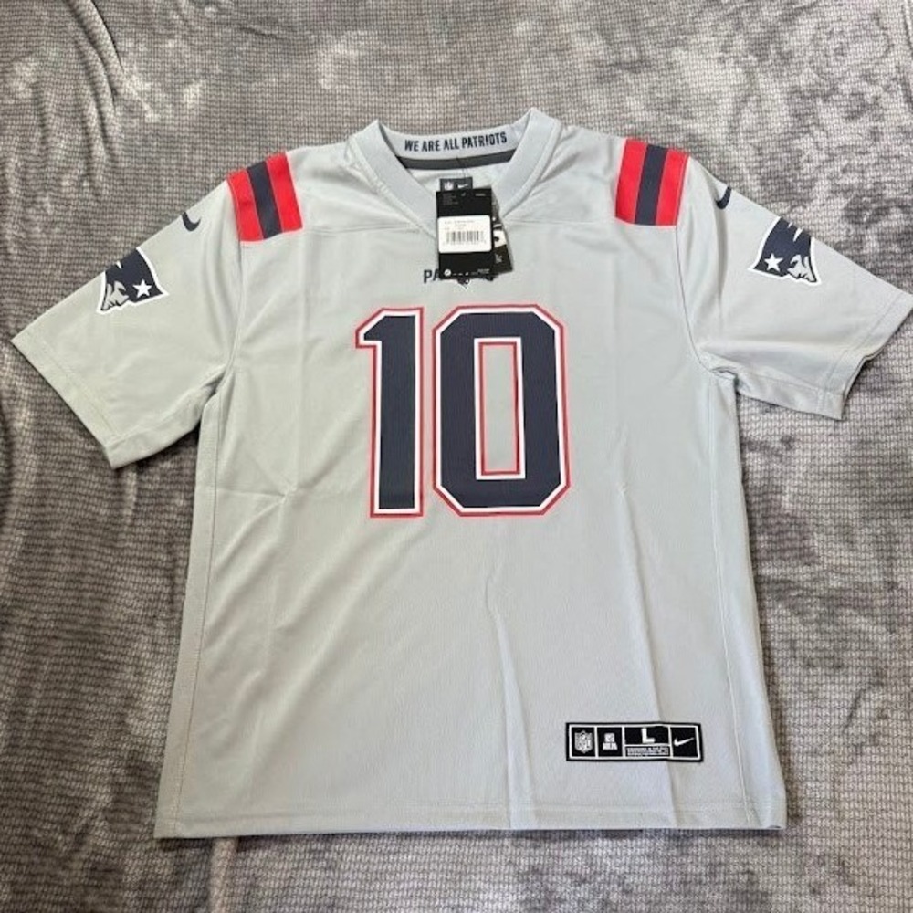 Nike New England Patriots Mac Jones 10 NFL Jersey Silver Alt Youth Large NWT